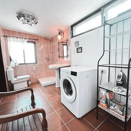 Charming Spanish Style Bungalow, Bbq,wf,terrace Mir09 אדחה