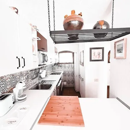 Charming Spanish Style Bungalow, Bbq,wf,terrace Mir09